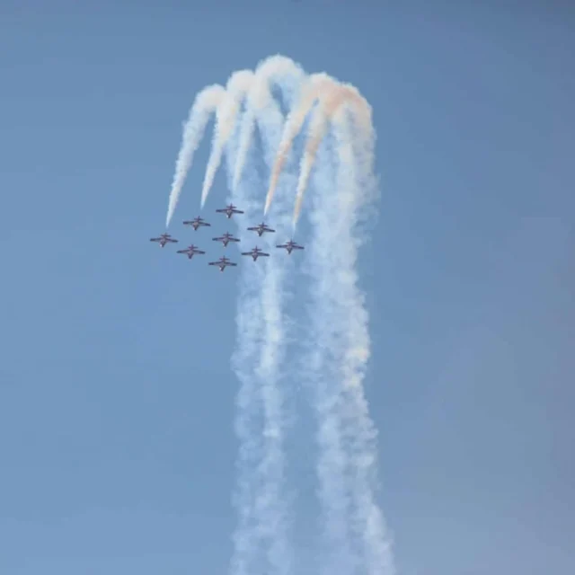 🔥 Précision, élégance et adrénaline : le show des Snowbirds

Saviez-vous que les Snowbirds des Forces canadiennes sont les ambassadeurs officiels de l’aviation militaire canadienne depuis plus de 50 ans ?
Connus pour leurs formations spectaculaires et leur précision impressionnante, ils incarnent l’excellence, le travail d’équipe et la passion du vol.

👉 Étiez-vous là pour admirer leur performance ?
Partagez vos photos et vos moments préférés dans les commentaires 📸

📸Yves Elou Légaré 

🔥 Precision, Elegance, and Adrenaline: The Snowbirds Show

Did you know that the Canadian Forces Snowbirds have been the official ambassadors of Canadian military aviation for over 50 years? 
Known for their breathtaking formations and incredible precision, they embody excellence, teamwork, and a true passion for flight.

👉 Were you there to witness their performance?
Share your photos and favorite moments in the comments below! 📸

📸 @yves_elou_legare