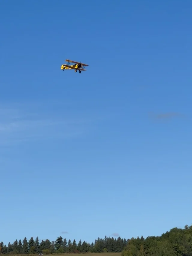 Réunissant le Havilland Canada DHC-1 Chipmunk, le Fleet Finch, le Fairchild Cornell et le L-19 de Vintage Wings of Canada, Yellow Wings a apporté couleur, caractère et formation à la programmation d’AERO Gatineau-Ottawa 2026 de samedi.
—
Bringing together the Havilland Canada DHC-1 Chipmunk, the Fleet Finch, the Fairchild Cornell, and the L-19 from Vintage Wings of Canada, Yellow Wings brought colour, character and formation to Saturday’s AERO Gatineau-Ottawa 2026 lineup.

@vintagewingscan 

#aerogatineauottawa2026 #yellowwings #vintageaviation #airshow