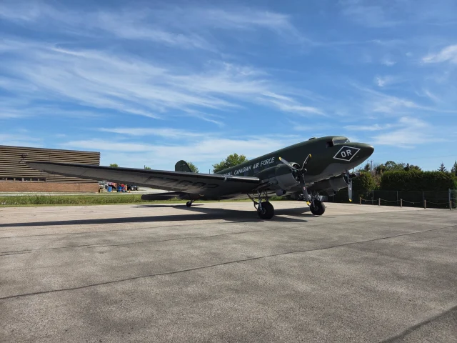 C’est parti ! Le premier appareil est arrivé pour AERO Gatineau-Ottawa 2026 : le C-47/DC-3 s’est posé à l’aéroport de Gatineau aujourd’hui à 13 h 30. Les festivités commencent. Venez voler avec nous.
—
So it begins! The first aircraft has arrived for AERO Gatineau-Ottawa 2026 The C47/DC3 arrived at Gatineau Airport today at 1:30 pm. The fun has begun. Come fly with us.

#aerogatineauottawa2026