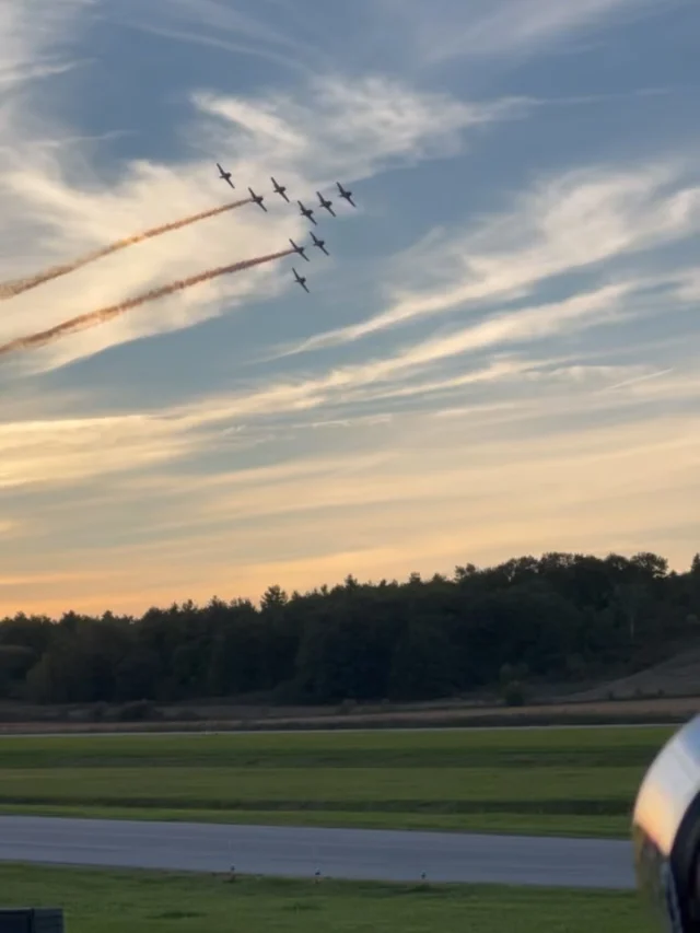 Rien n’égale le spectacle des Snowbirds de l’ARC illuminant le ciel de Gatineau. 🇨🇦✈️ Les Snowbirds des Forces canadiennes ont offert une performance inoubliable lors de la soirée AERO Gatineau-Ottawa 2026.
—
There’s nothing quite like seeing the RCAF Snowbirds paint the sky over Gatineau. 🇨🇦✈️ The Canadian Forces Snowbirds delivered an unforgettable evening performance at AERO Gatineau-Ottawa 2026.

@snowbirdsfc @cfsnowbirds @arc_rcaf 

#aerogatineauottawa2026 #snowbirds #rcaf