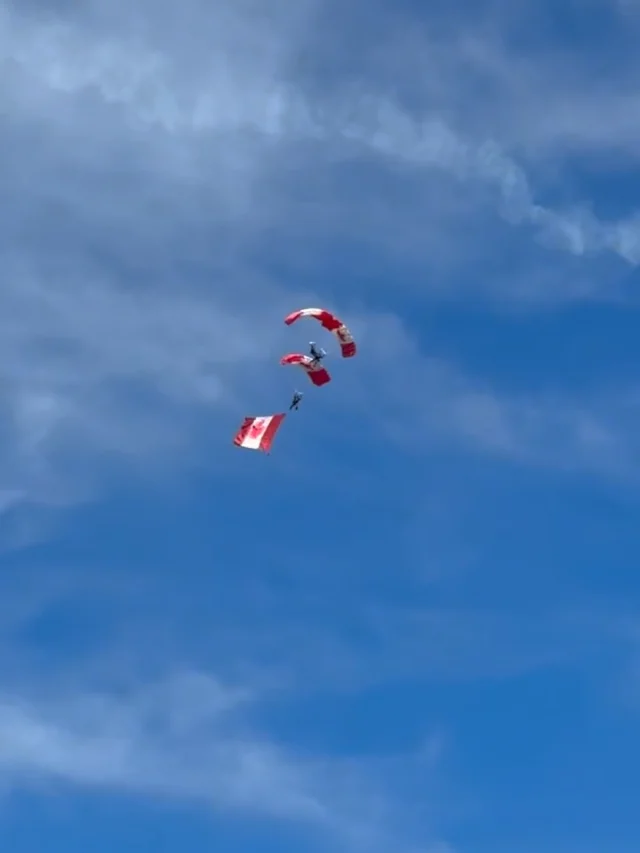 Les SkyHawks sont de retour pour la deuxième journée d’AERO Gatineau-Ottawa 2026, apportant précision, énergie et beaucoup de fierté canadienne au spectacle de samedi, directement du CC-130J Hercules de l’ARC. 🪂🇨🇦
—
The SkyHawks are back for Day 2 of AERO Gatineau-Ottawa 2026, bringing precision, energy and plenty of Canadian pride to Saturday’s show straight out of the RCAF’s CC-130J Hercules.🪂🇨🇦

@skyhawkscanada @rcaf_arc @arc_rcaf 

#aerogatineauottawa2026 #skyhawks