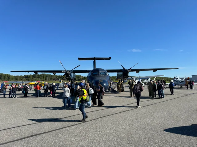 Les visiteurs admirent les avions exposés statiquement au salon AERO Gatineau-Ottawa 2026, deuxième jour.
—
Visitors taking in the aircrafts on static display at AERO Gatineau-Ottawa 2026 Day 2.

#aerogatineauottawa2026 #staticperformers #airshow
