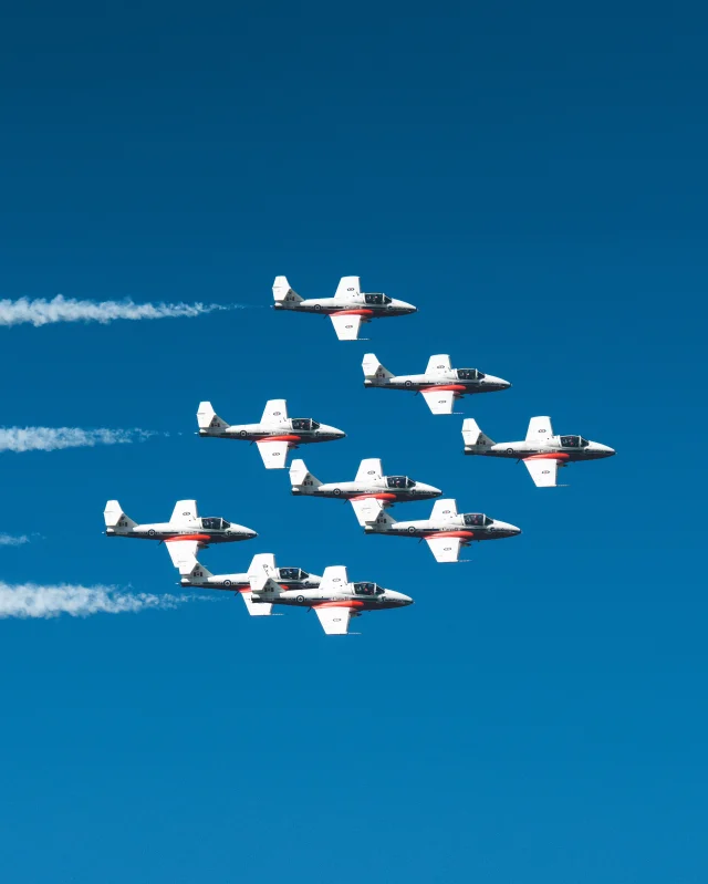 Aujourd’hui a eu lieu la dernière représentation des Snowbirds de l’ARC à AERO Gatineau-Ottawa 2026 à bord de leurs avions CT-114 Tudor.
Pendant des générations, les Snowbirds ont été un incontournable des spectacles aériens canadiens. Les voir illuminer le ciel d’AERO Gatineau-Ottawa une dernière fois a rendu ce week-end particulièrement émouvant. Merci, Snowbirds, pour ces souvenirs. ❤️
—
Today marked the final RCAF Snowbirds performance at AERO Gatineau-Ottawa 2026 in their CT-114 Tudor aircraft.
For generations, the Snowbirds have been a defining part of Canadian airshows. Watching them fill the sky over AERO Gatineau-Ottawa one final time made this weekend especially meaningful. Thank you, Snowbirds, for the memories. ❤️

@snowbirdsfc @cfsnowbirds @rcaf_arc @arc_rcaf 

#aerogatineauottawa2026 #snowbirds #royalcanadianairforce #airshow