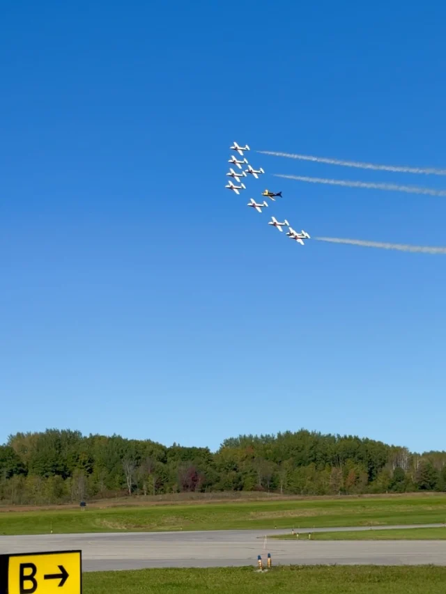 Un moment magique dans le ciel d’AERO Gatineau-Ottawa 2026. 🇨🇦❤️✈️
Les Snowbirds de l’ARC ont terminé la deuxième journée avec l’une de leurs dernières démonstrations à bord de leurs CF-114 Tudor, accompagnés d’un CT-157 Siskin II (Pilatus PC-21) de l’ARC. Qu’en avez-vous pensé ?
—
A special moment in the skies over AERO Gatineau-Ottawa 2026. 🇨🇦❤️✈️
The RCAF Snowbirds close out Day 2 with one of their final performances in their CF-114 Tudor aircrafts, accompanied by a RCAF CT-157 Siskin II (Pilatus PC-21). What did you think?

@snowbirdsfc @cfsnowbirds @rcaf_arc @arc_rcaf 

#aerogatineauottawa2026 #snowbirds #royalcanadianairforce #airshow